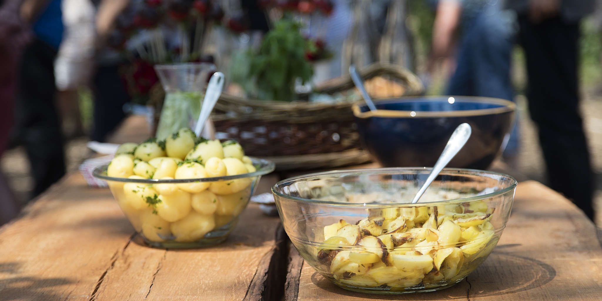 Tilberedte kartofler på sommerbord